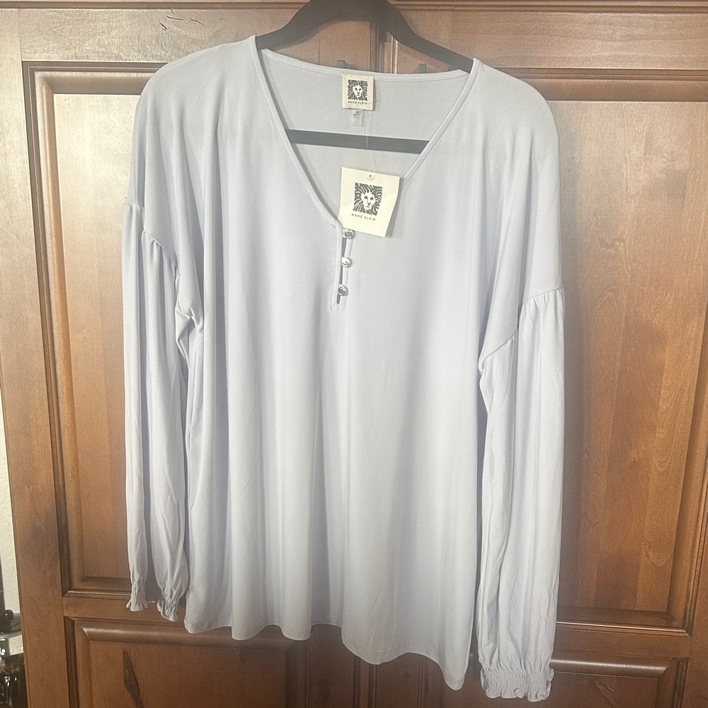 BNWT Women's Anne Klein LS V-Neck 3 Button Front Blouse Size M Light Gray